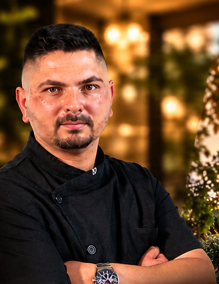 Chef Bogdan Cîrneală, cu brațele încrucișate